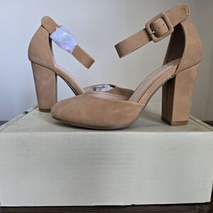 Chic Ankle-Strap Block Heel Pumps in Tan